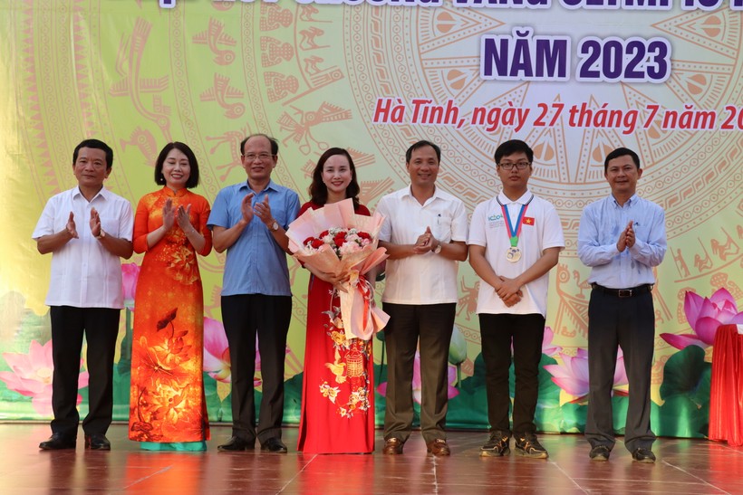 Bí thư Tỉnh ủy Hà Tĩnh gặp mặt tuyên dương học sinh đoạt HCV Olympic Hóa học ảnh 5