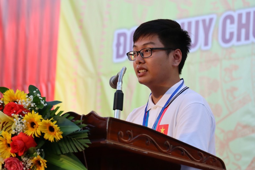 Bí thư Tỉnh ủy Hà Tĩnh gặp mặt tuyên dương học sinh đoạt HCV Olympic Hóa học ảnh 4