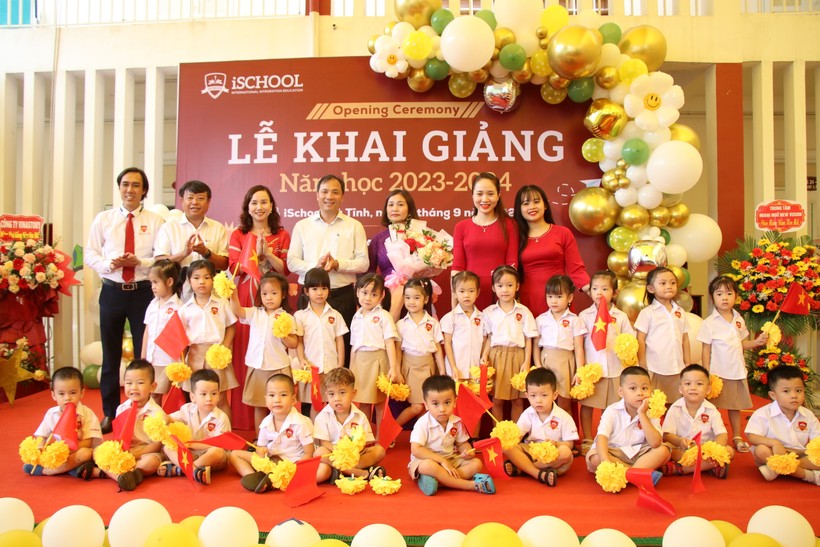 iSchool Hà Tĩnh trao học bổng nhân dịp khai giảng năm học mới ảnh 2
