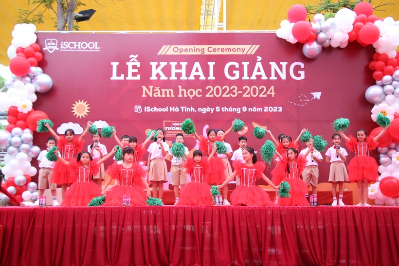 iSchool Hà Tĩnh trao học bổng nhân dịp khai giảng năm học mới ảnh 1