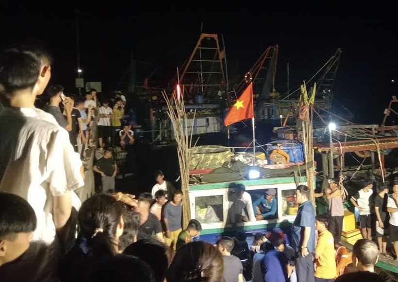 Lực lượng chức năng Hà Tĩnh đưa các nạn nhân lên bờ.