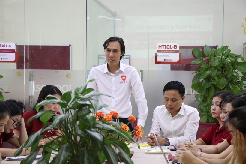 Ông Trần Hải Ngọc - Hiệu trưởng iSchool Hà Tĩnh phát biểu tại buổi gặp mặt. ảnh 2