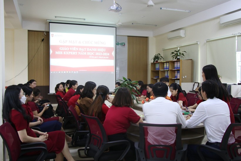 BGH Trường Hội nhập Quốc tế iSchool Hà Tĩnh vừa tổ chức gặp mặt và chúc mừng 24 GV. ảnh 1
