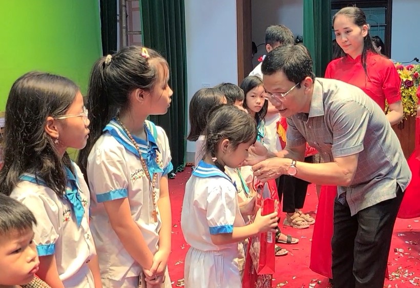 Ông Nguyễn Trọng Hiếu - Chủ tịch UBND TP Hà Tĩnh trao quà Trung thu cho các em học sinh. ảnh 12