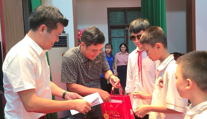 Dịp này, Công ty CP Đầu tư và Phát triển Đô thị mới Sông Lam tiếp tục phối hợp cùng VP Báo GD&TĐ khu vực Bắc Trung bộ trao 700 hộp bánh trung thu cho trẻ em có hoàn cảnh đặc biệt khó khăn tại Hà Tĩnh. ảnh 19