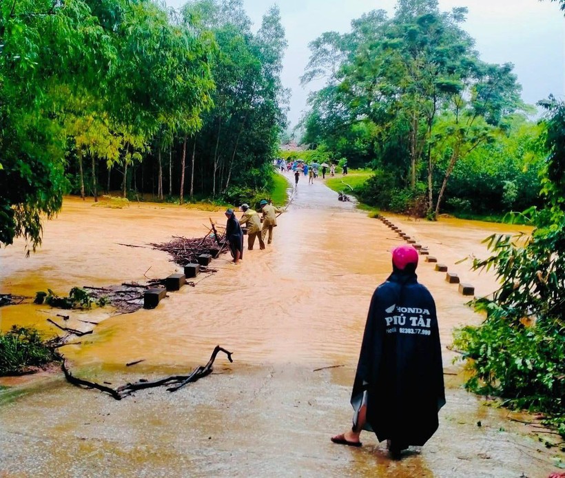 Nhiều tuyến đường tại các xã miền núi Hương Khê (Hà Tĩnh) bị chia cắt do mưa lũ. ảnh 2