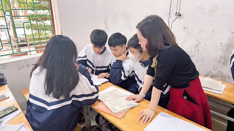 Cô giáo Quỳnh Giang hướng dẫn học sinh thực hiện làm mô hình STEM.