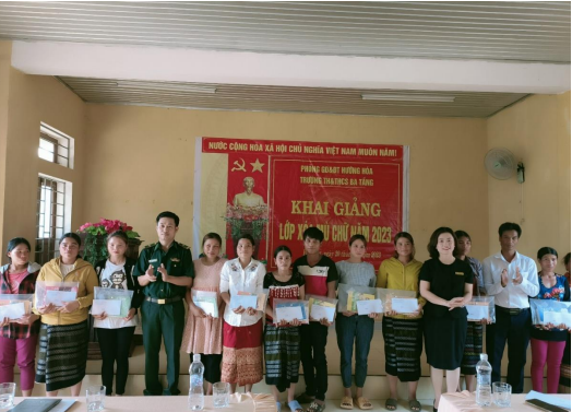 Học viên tham gia lớp xóa mù chữ tại xã Ba Tầng (huyện Hướng Hóa).