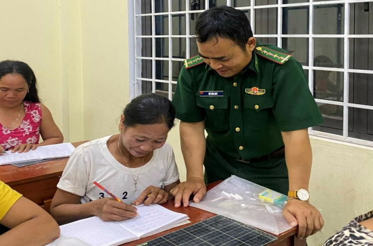 Bộ đội biên phòng Quảng Trị dạy xóa mù chữ cho người đồng bào dân tộc.
