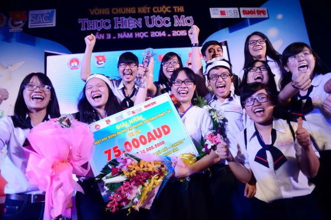 Huỳnh Ngọc Thiên An -học sinh trường THPT Gia Định TPHCM - nhận giải nhất trong đêm chung kết và trao giải cuộc thi "Thực hiện ước mơ lần 3"