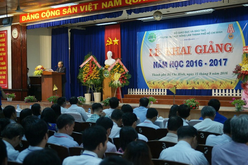 GS.TS NGuyễn Hay- Hiệu trưởng Trường Đại học Nông Lâm TPHCM - phát biểu khai giảng năm học mới