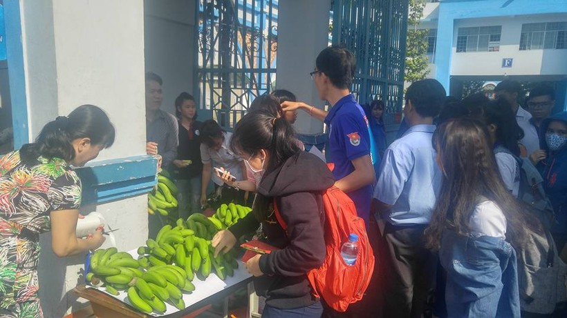 Sinh viên bán chuối ủng hộ cho nông dân Đồng Nai
