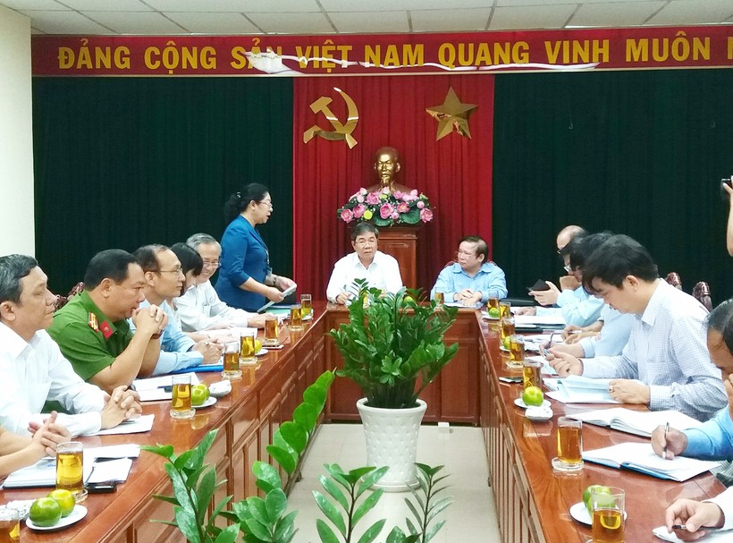 Bà Huỳnh Lệ Giang- Giám đốc Sở GD&ĐT tỉnh Đồng Nai thông tin với Thứ trưởng Bùi Văn Ga công tác chuẩn bị cho kỳ thi của tỉnh