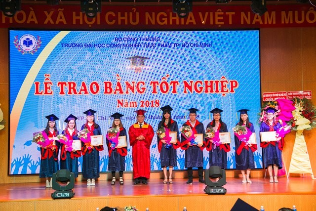 Các thủ khoa ngành được vinh danh tại lễ tốt nghiệp