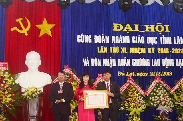 Bà Nguyễn Thị Minh - Chủ tịch Công đoàn ngành Giáo dục tỉnh Lâm Đồng đón nhận Huân chương Lao động hạng Nhất