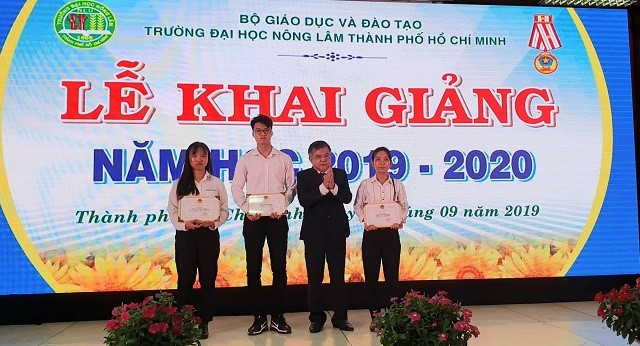 PGS.TS Huỳnh Thanh Hùng- Phó hiệu trưởng Trường ĐH Nông Lâm TPHCM trao học bổng cho 3 Thủ khoa của trường