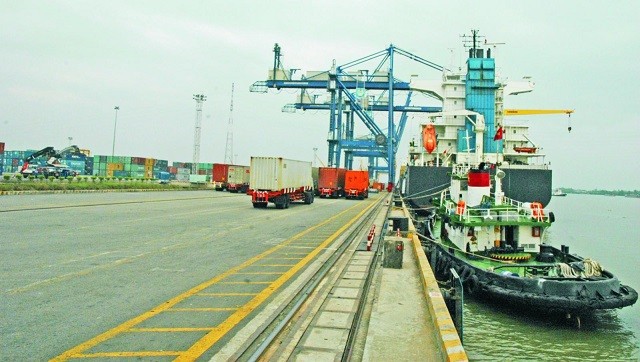 Cảng Cát Lái (TPHCM) là cảng nước sâu, cảng quốc tế với khả năng đón tàu hàng có tải trọng hàng chục  ngàn tấn cập cảng