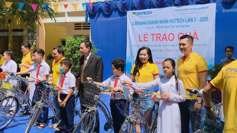 Đoàn Caravan Doanh nhân HUTECH 2020 trao tặng xe đạp cho học sinh Trường THCS Huỳnh Xuân Việt, tỉnh TIền Giang.