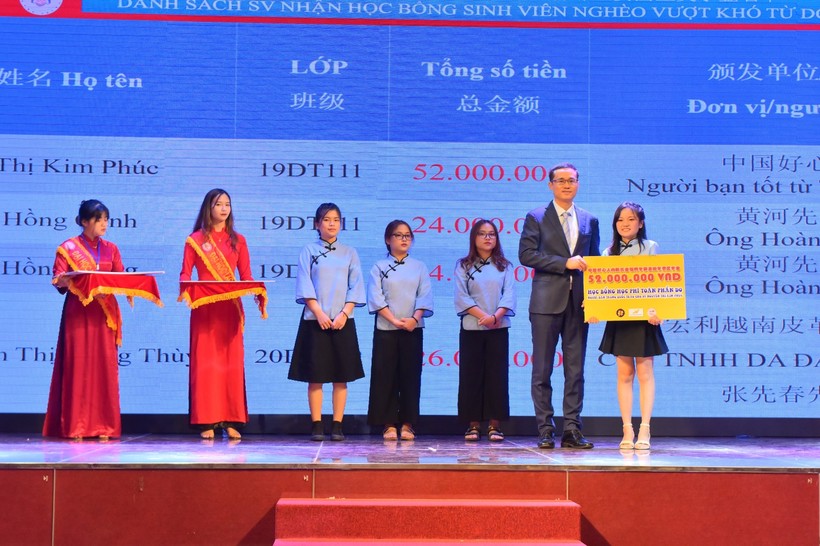 Nhiều gói học bổng giá trị đã được các nhà tài trợ trao cho sinh viên ngành Ngôn ngữ Trung tại đêm chung kết