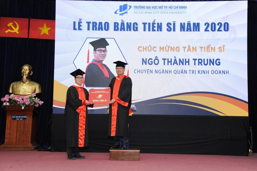 PGS.TS Nguyễn Minh Hà- HIệu trưởng Nhà trường trao bằng cho 1 tiến sĩ