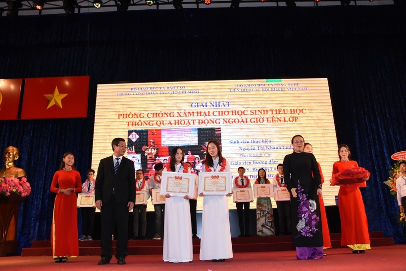 Khánh Linh và Khánh Chi nhận giải Nhất cuộc thi "Sinh viên nghiên cứu khoa học" cấp Bộ và giải Khuyến khích cuộc thi "Sinh viên nghiên cứu khoa học" Eureka 2020.