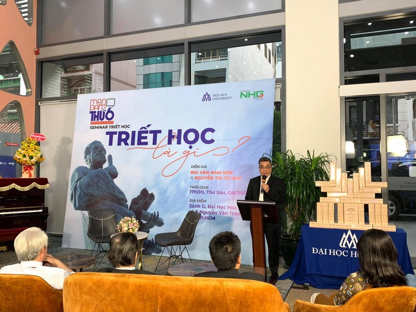 PGS.TS Nguyễn Ngọc Điện- Hiệu trưởng Trường ĐH Hoa Sen phát biểu tại buổi sinh hoạt đầu tiên năm 2021