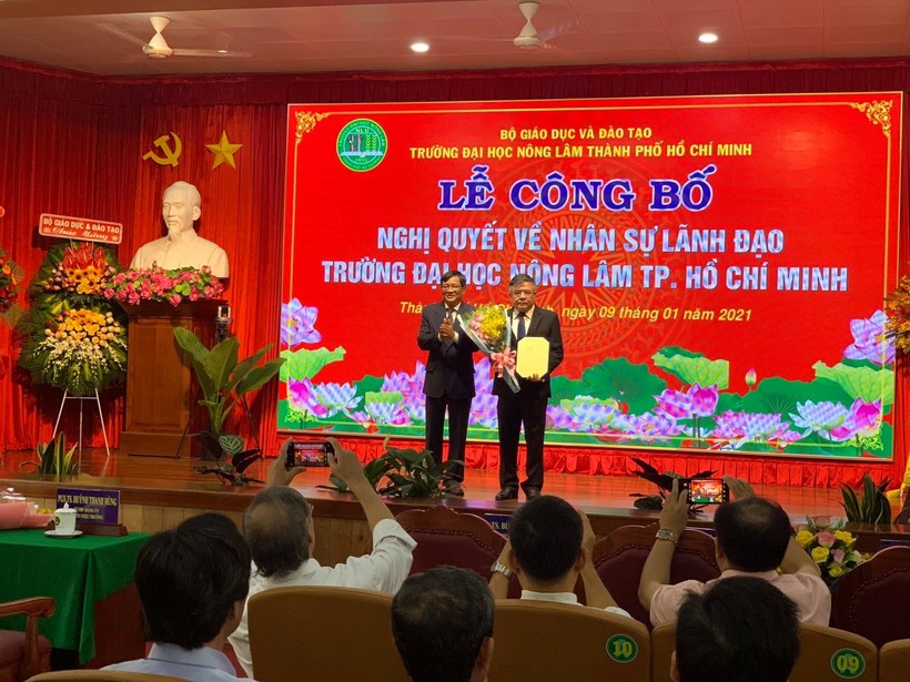 PGS.TS Huỳnh Thanh Hùng (phải) nhận quyết định đảm nhiệm quyền hiệu trưởng Trường ĐH Nông Lâm TPHCM 