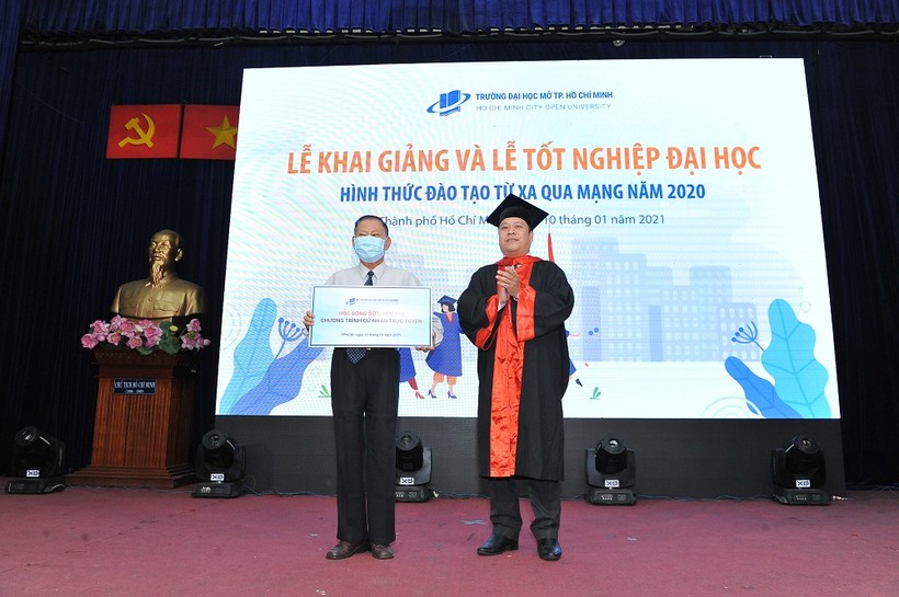 Cụ ông Nguyễn Văn Tấn nhận học bổng giảm 50% học phí tại lễ khai giảng