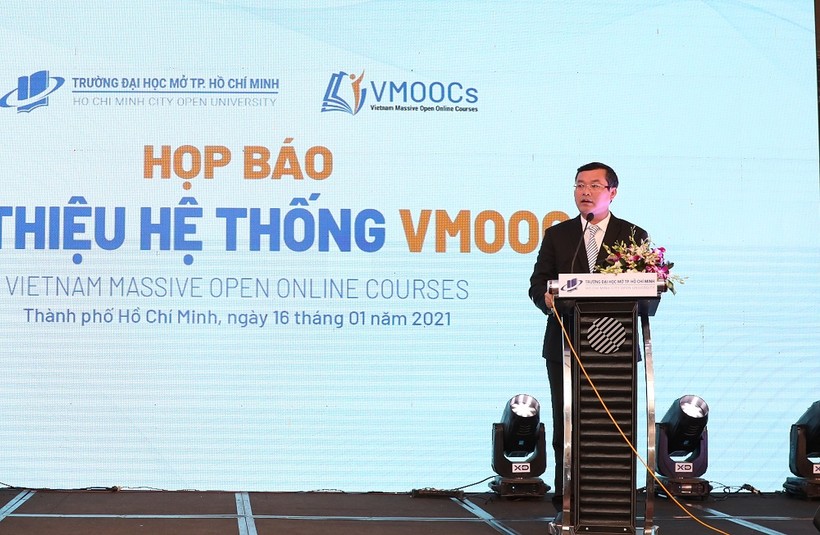 Thứ trưởng Bộ GD&ĐT Nguyễn Văn Phúc phát biểu tại lễ ra mắt hệ thống học trực tuyến VMOOCs