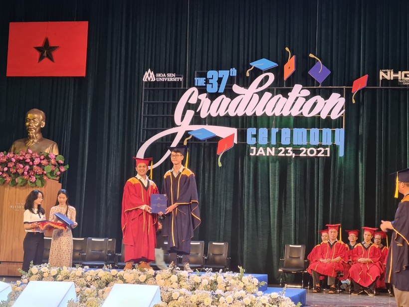 Một tân cử nhân Khoa CNTT nhận bằng tốt nghiệp tại lễ tốt nghiệp sáng nay của HSU