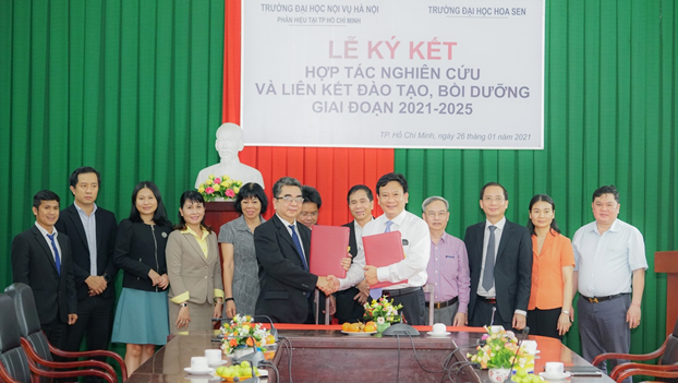 PGS TS Nguyễn Ngọc Điện (hàng đầu, bên trái) và TS Trương Cộng Hòa- Giám đốc phân hiệu Trường Đại học Nội vụ Hà Nội tại TPHCM cùng trao hợp đồng hợp tác giữa hai đơn vị.