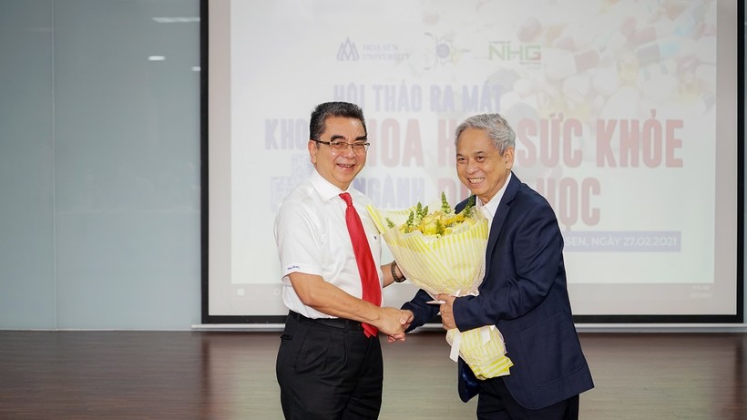 PGS.TS Nguyễn Ngọc Điện- Hiệu trưởng Trường Đại học Hoa Sen(trái) tặng hoa chúc mừng tân Trưởng khoa Khoa học Sức khỏe