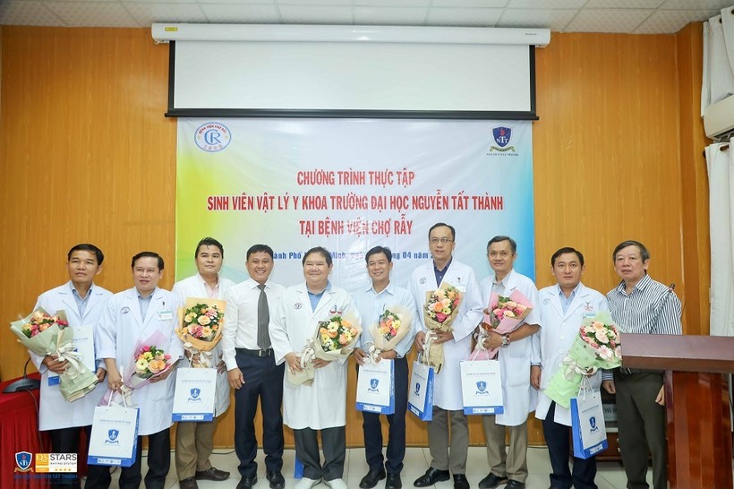 Ban giám đốc Bệnh viện Chợ Rẫy nhận hoa cảm ơn từ Trường ĐH Nguyễn Tất Thành.