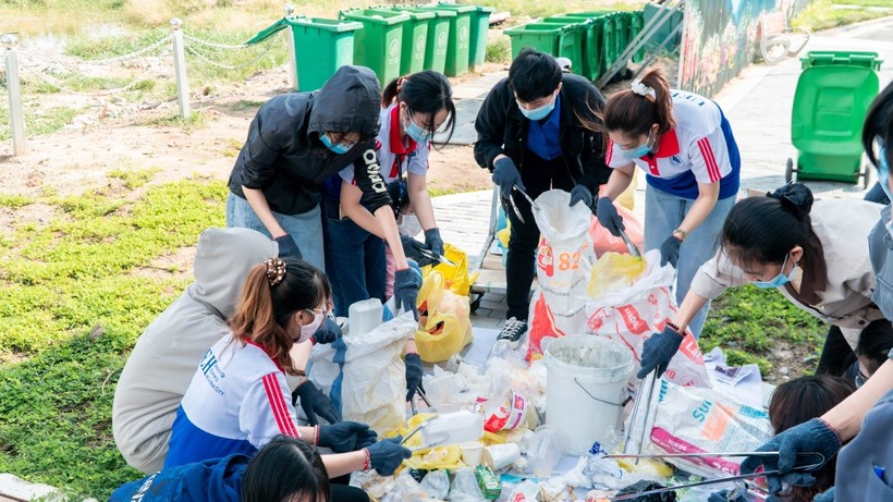 Sinh viên UEH tập kết, phân loại rác trước khi mang đi tiêu hủy.
