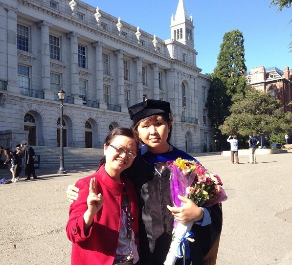TS Vũ Gia Phong cùng mẹ trong ngày nhận bằng Tiến sĩ tại trường UC Berkeley.