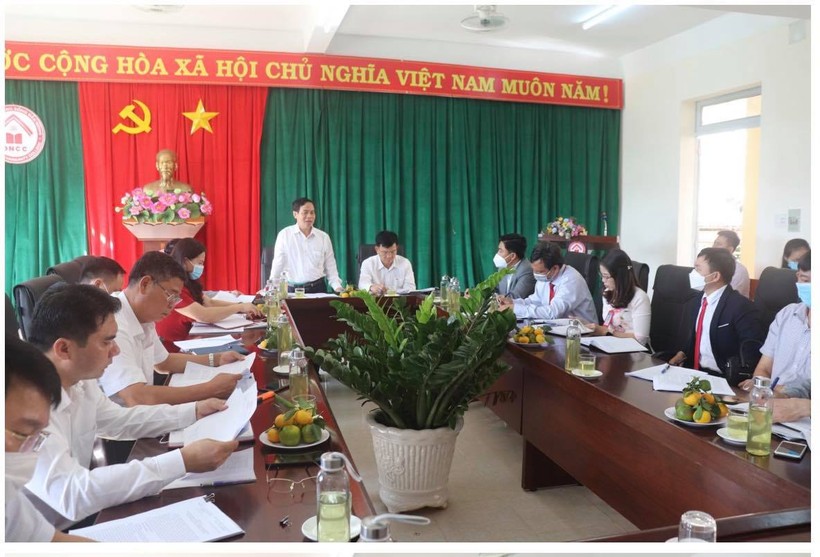 Ông Điểu K’Ré- Phó Bí thư Thường trực Tỉnh ủy tỉnh Đắk Nông trong buổi làm việc với trường.