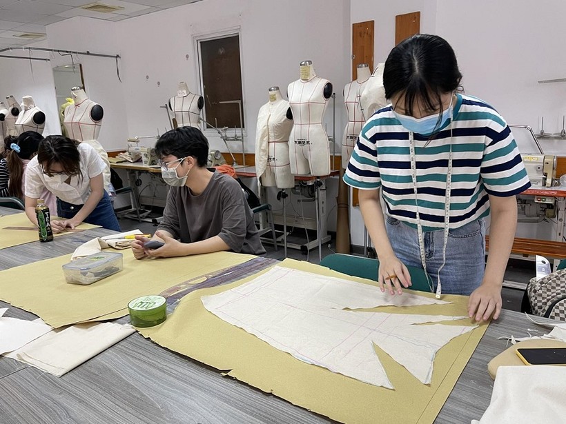 Sinh viên ngành Thiết kế thời trang của Trường Đại học Hoa Sen học trực tiếp tại trường