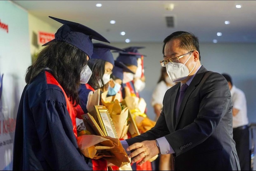 Nhà báo Lê Xuân Sơn-  TBT Báo Tiền Phong trao học bổng cho các thủ khoa.