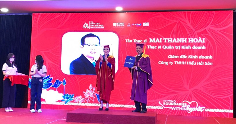PGS.TS Võ Thị Ngọc Thúy- Hiệu trưởng nhà trường trao bằng tốt nghiệp cho tân thạc sĩ.