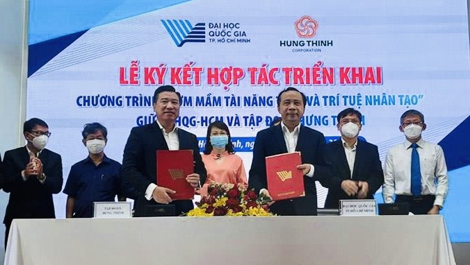 Đại diện Tập đoàn Hưng Thịnh và ĐHQG TPHCM ký kết hợp tác