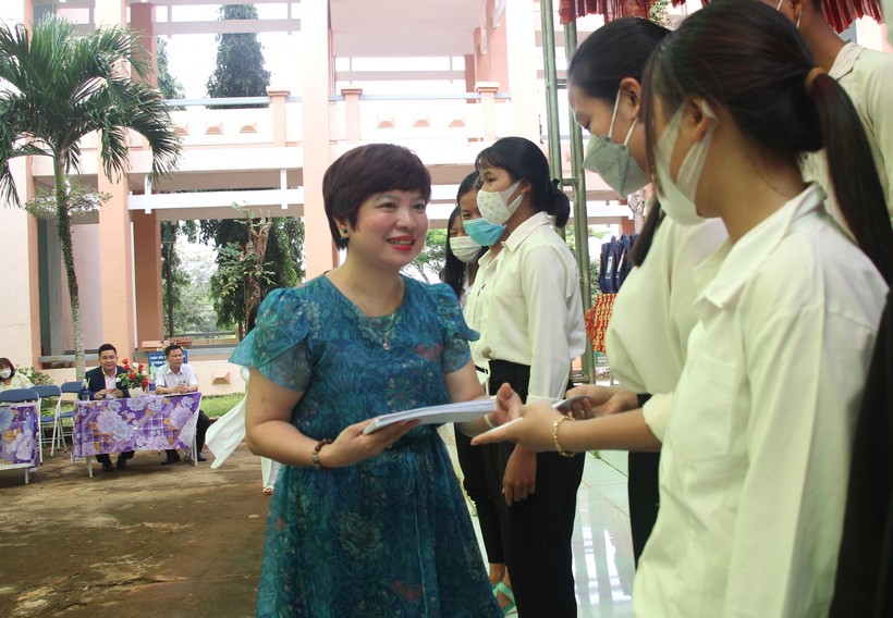 Nhà báo Dương Thanh Hương tặng học bổng cho học sinh nghèo.