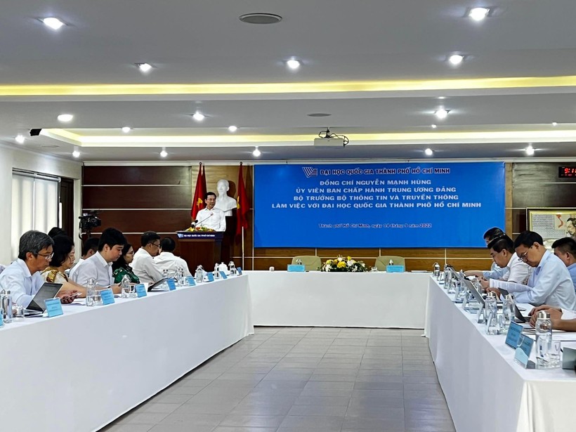 Bộ trưởng Bộ Thông tin & Truyền thông Nguyễn Mạnh Hùng phát biểu