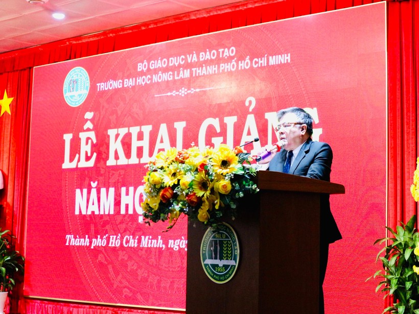 PGS.TS Huỳnh Thanh Hùng, quyền hiệu trưởng Trường ĐH Nông Lâm TPHCM phát biểu tại lễ khai giảng. 
