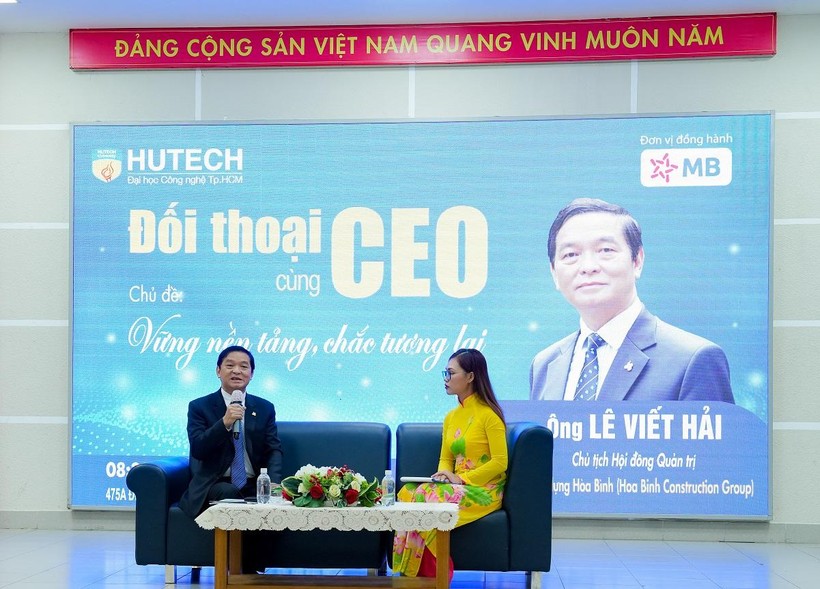 Ông Lê Viết Hải - Chủ tịch HĐQT Tập đoàn xây dựng Hòa Bình tại buổi đối thoại với sinh viên.