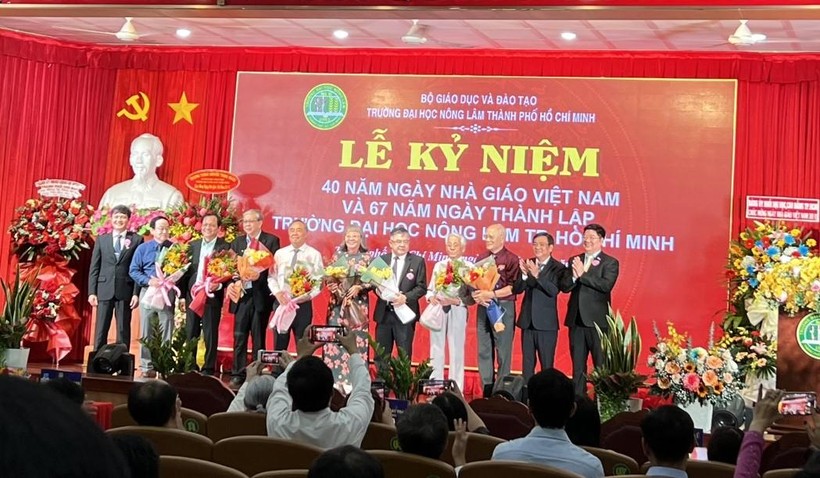 Ban giám hiệu Trường ĐH Nông Lâm TPHCM tặng hoa tri ân những thầy cô giáo nguyên là Hiệu trưởng, Phó hiệu trưởng các thời kỳ của trường. 