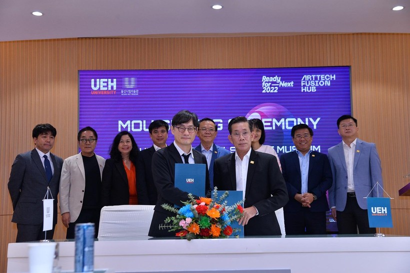 Nghi thức ký kết MOU giữa UEH và Bảo tàng Nghệ thuật Ulsan.