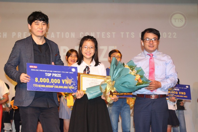Thí sinh Nguyễn Thị Minh Châu nhận Giải Đặc biệt của cuộc thi.