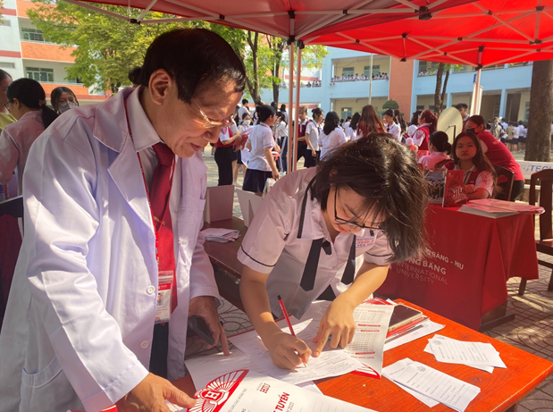 Trường ĐH Quốc tế Hồng Bàng khởi động chương trình chăm sóc y tế mùa 2  ảnh 1