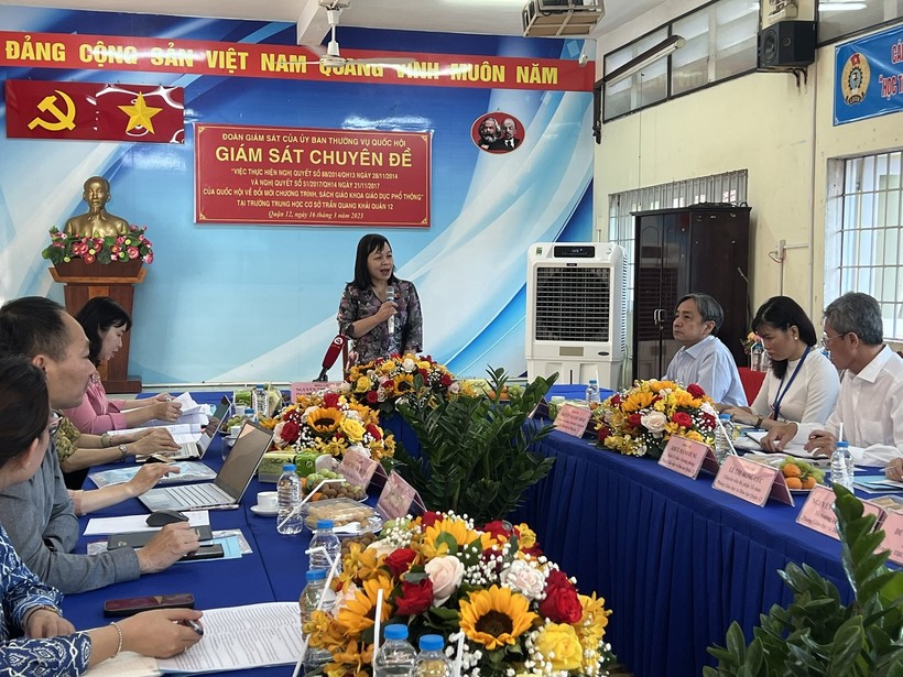 Đoàn giám sát của Ủy ban Thường vụ Quốc hội làm việc tại Trường THCS Trần Quang Khải.