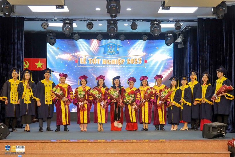 Hơn 1300 tân cử nhân ĐH Nguyễn Tất Thành nhận bằng tốt nghiệp ảnh 1